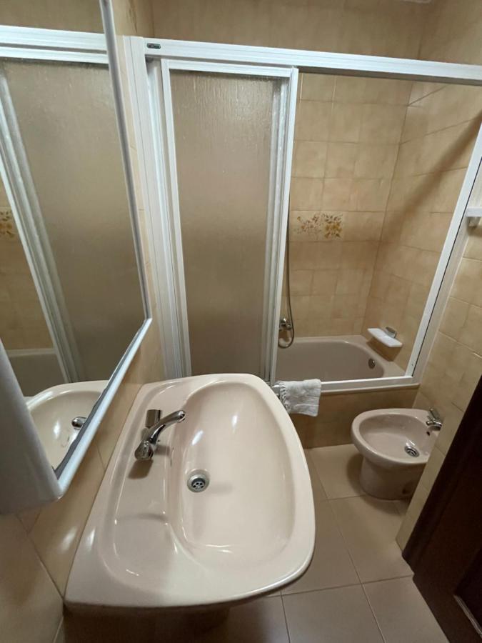 וילאנואבה דה ארוסה Hostal Restaurante Luz De Luna מראה חיצוני תמונה